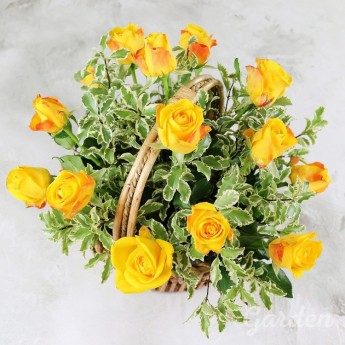 15 желтых роз в корзине